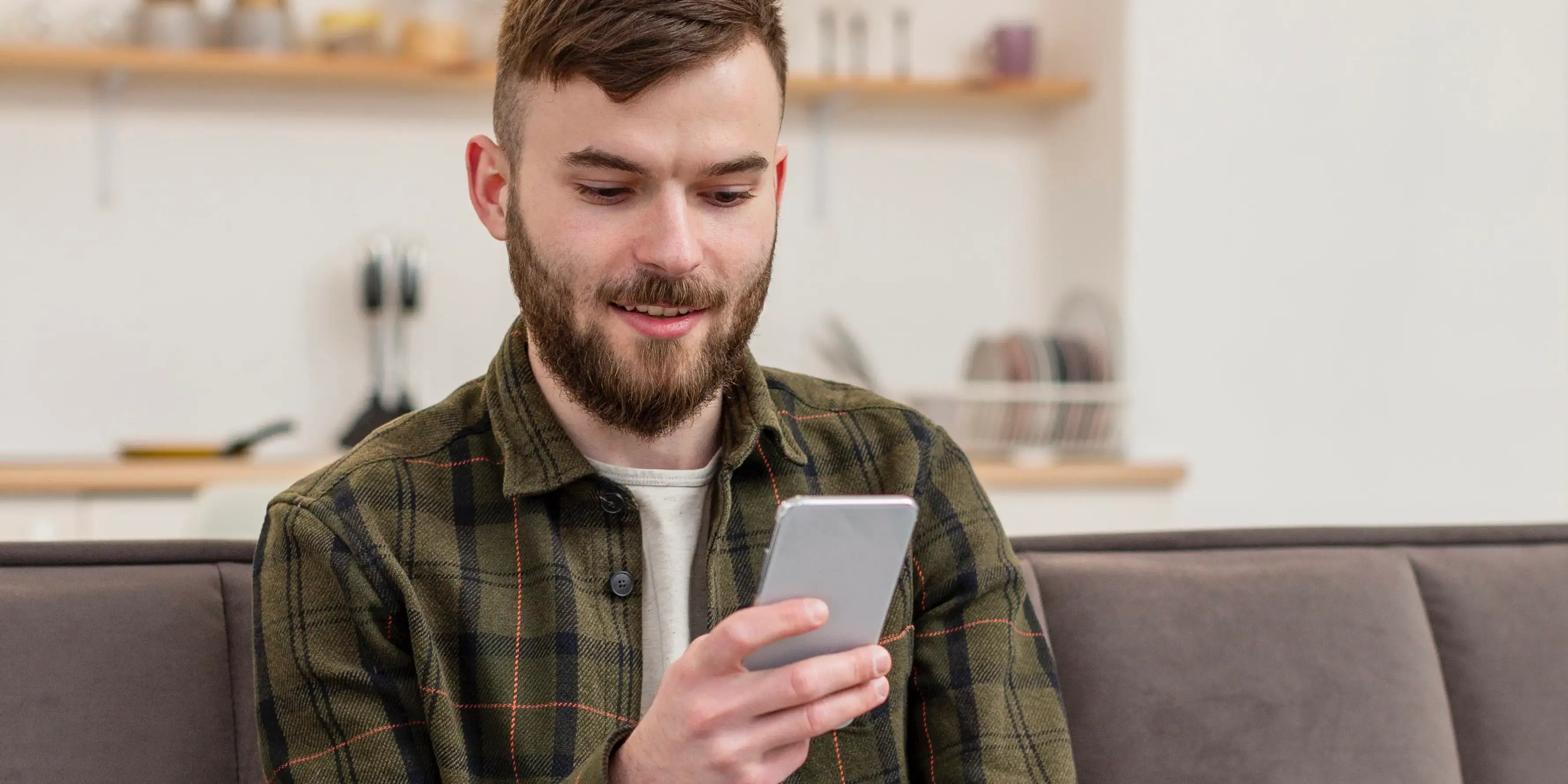 Hombre viendo su celular. retiro por desempleo