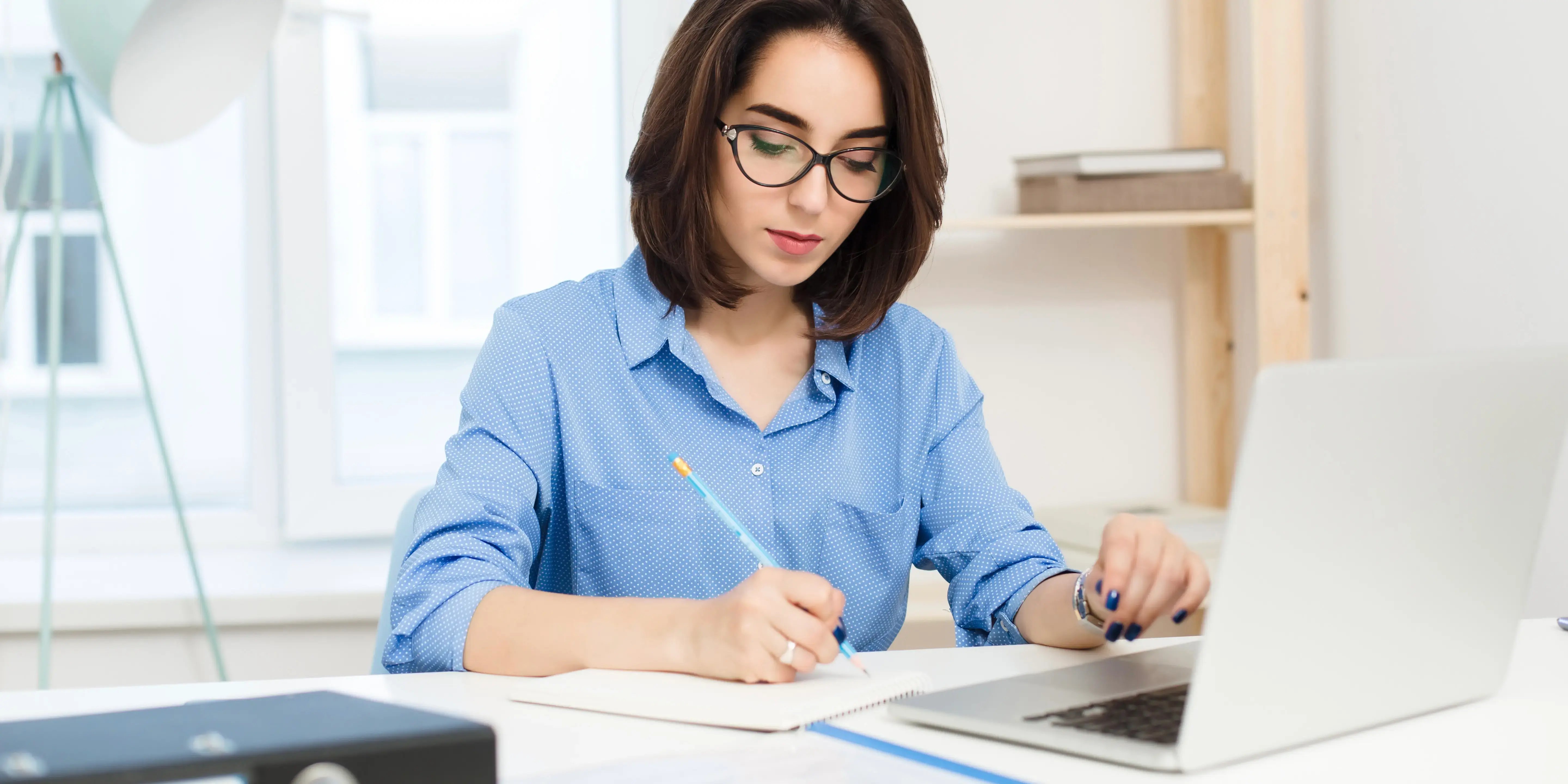 Mujer escribiendo y observando unas hojas. constancia no derechohabiente issste