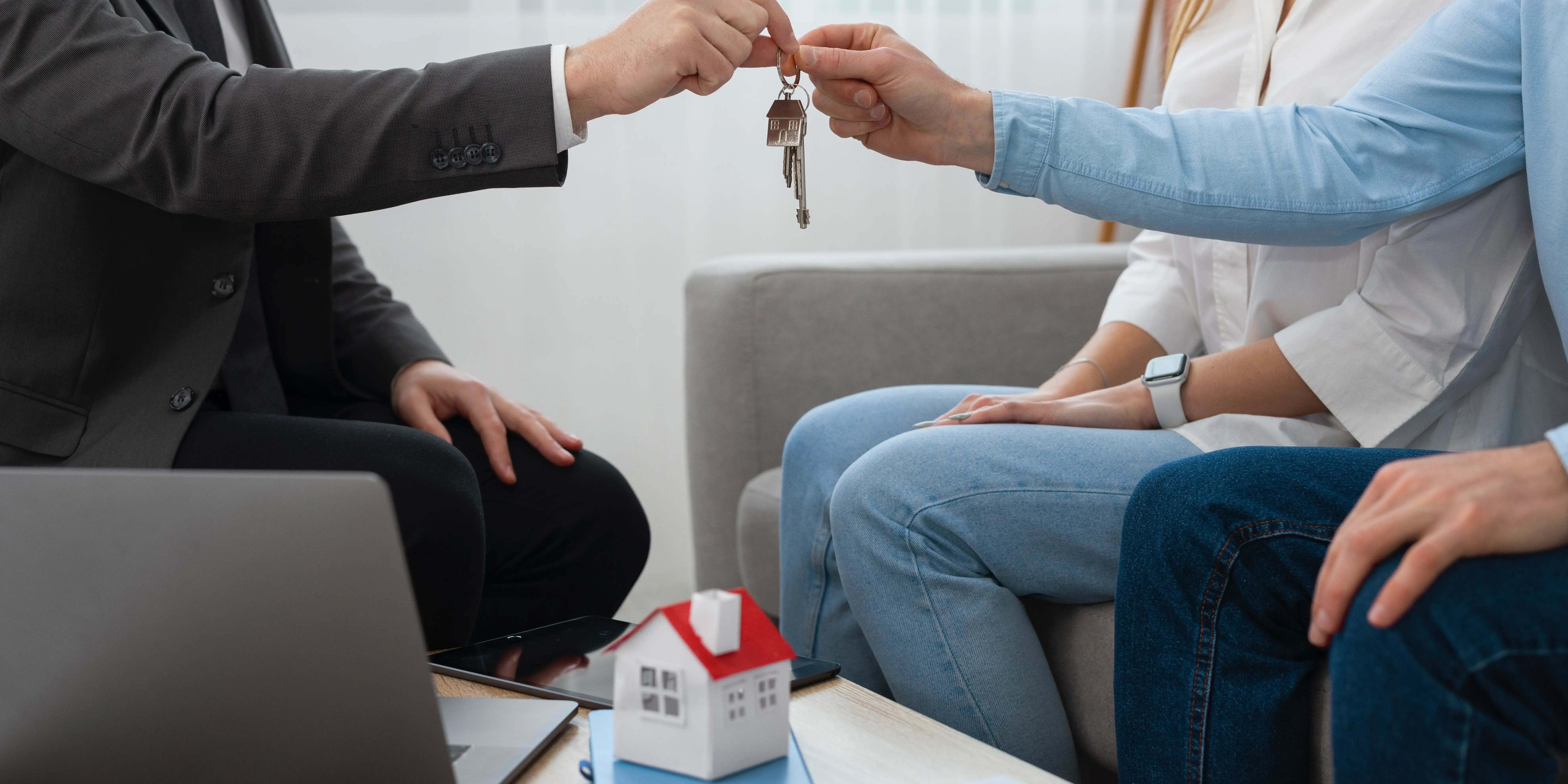 Asesor entregando llaves de casa. Donde invertir mi dinero sin riesgo en México