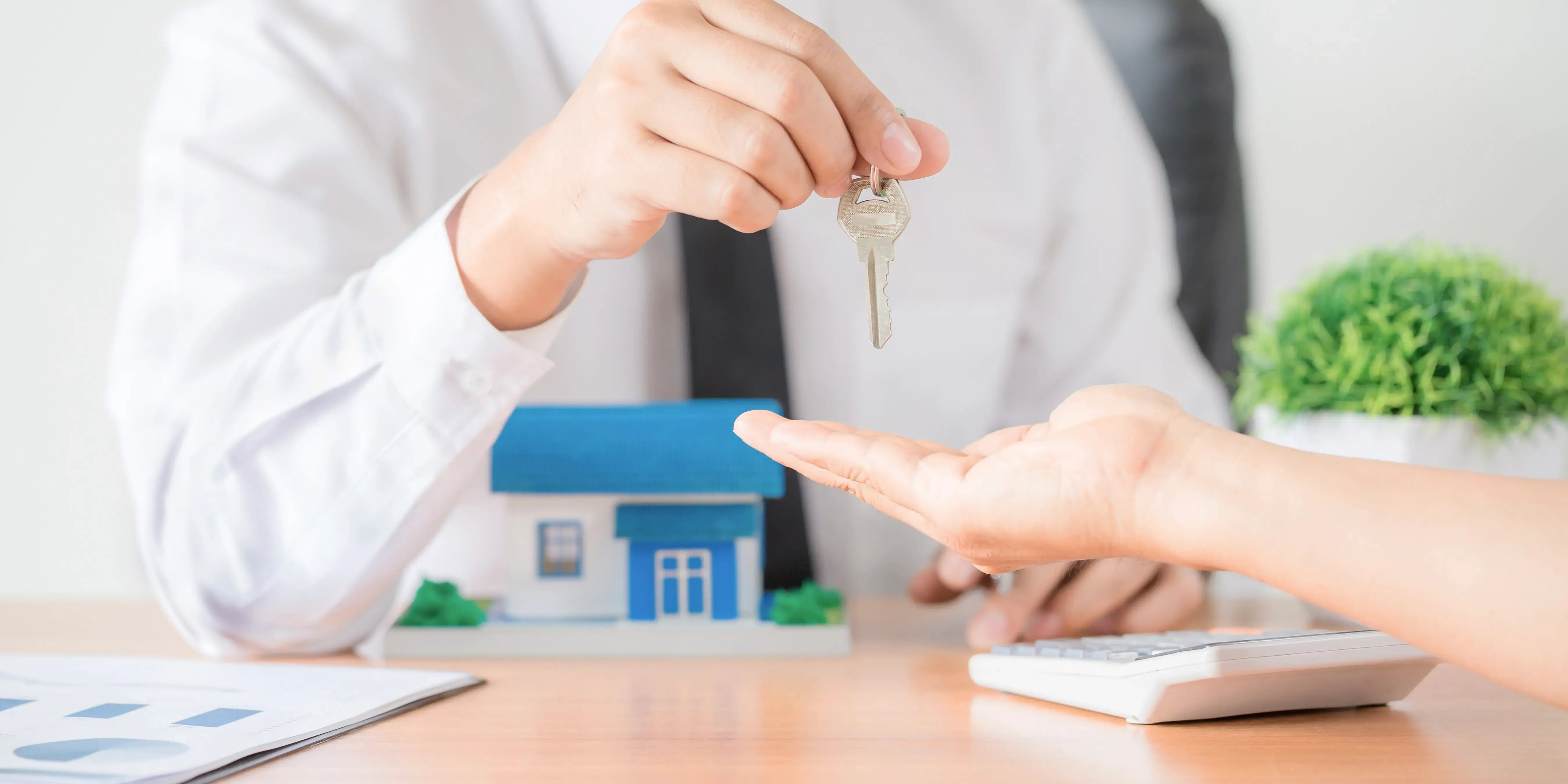 Entregando llaves de una casa. Qué son las finanzas