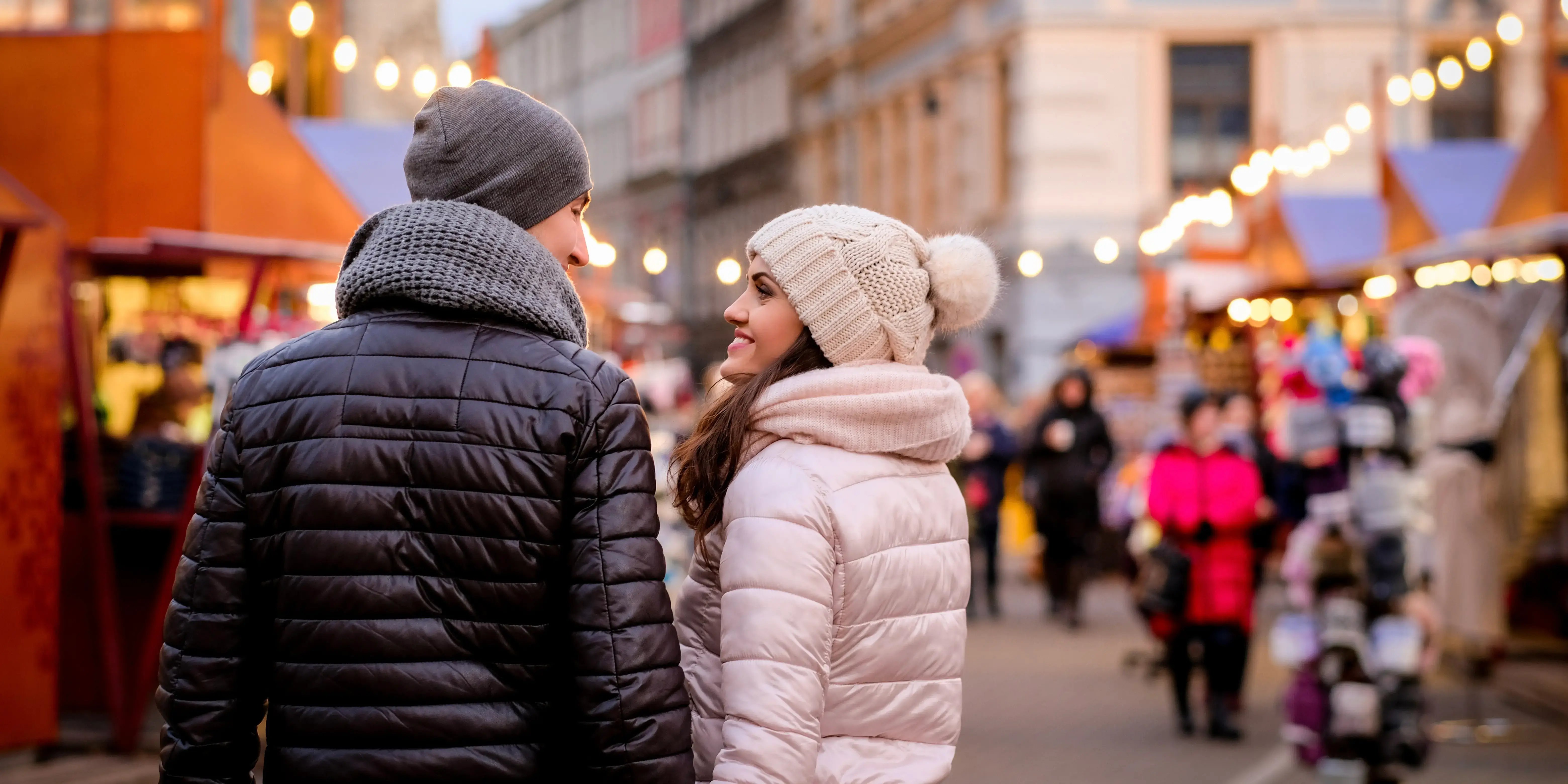 Pareja caminando por las calles. Navidad en Puebla