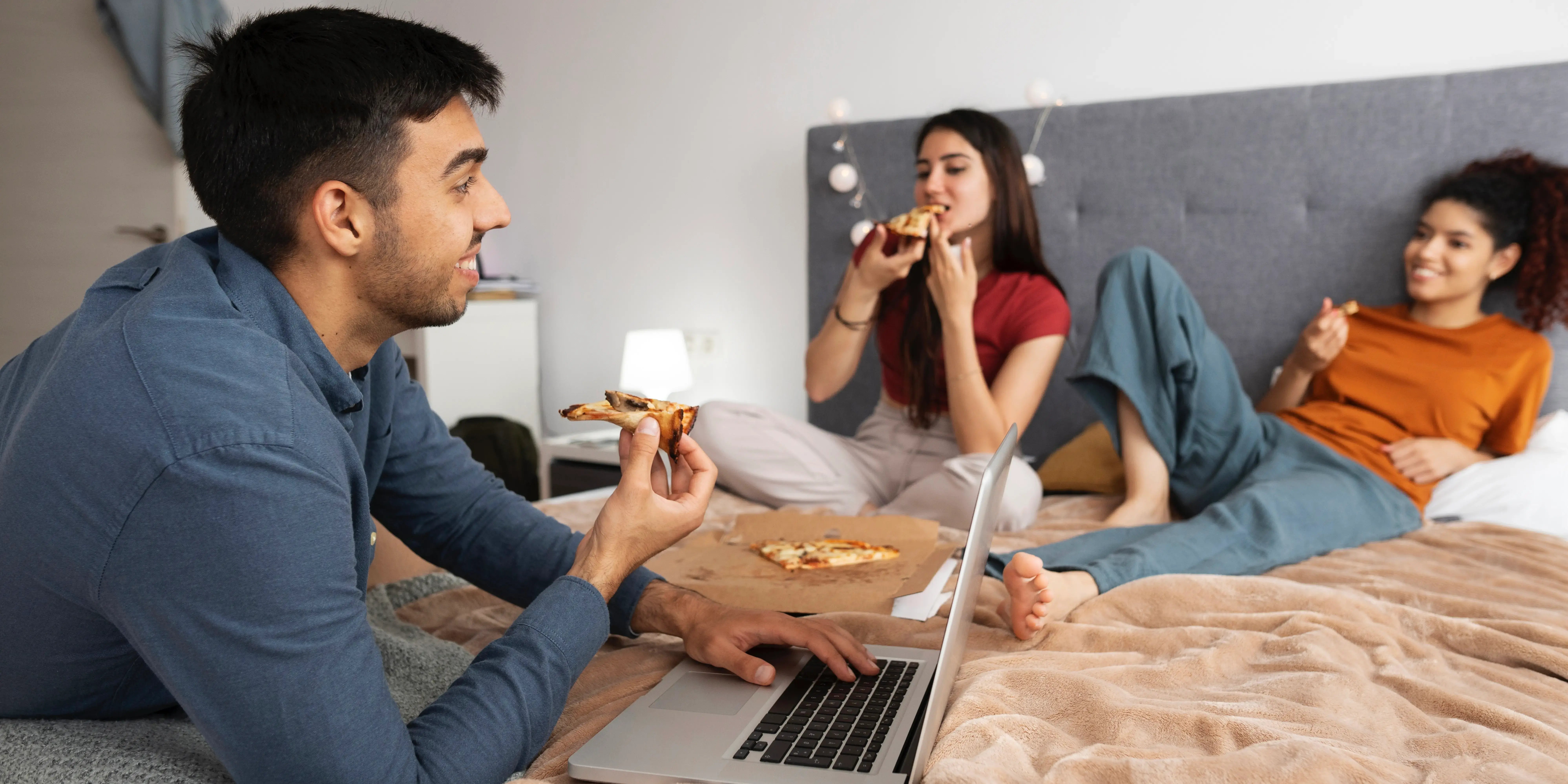 3 personas comiendo pizza. Convivir con roomies