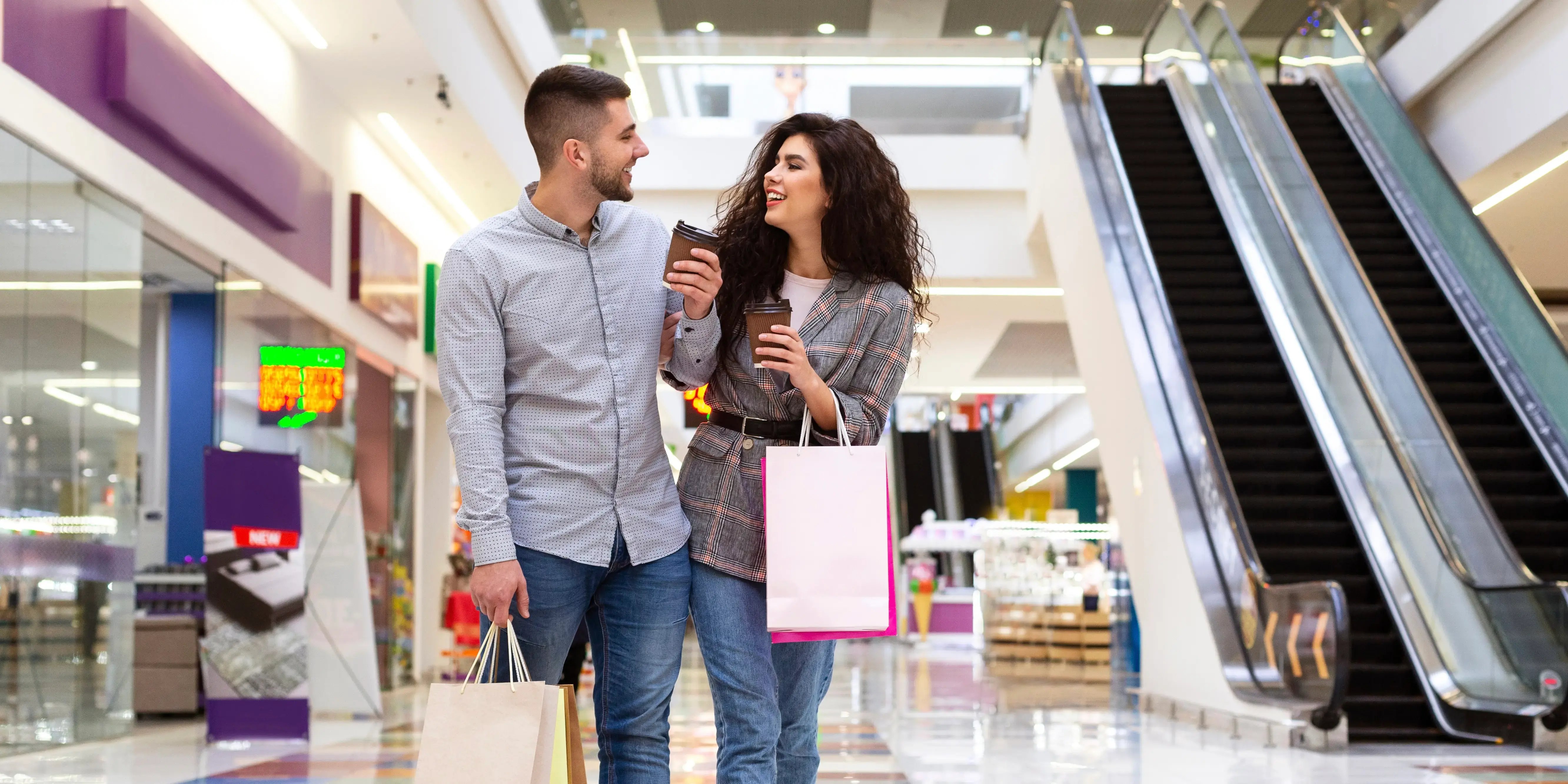 Pareja caminando en el centro comercial. Ubicación ideal