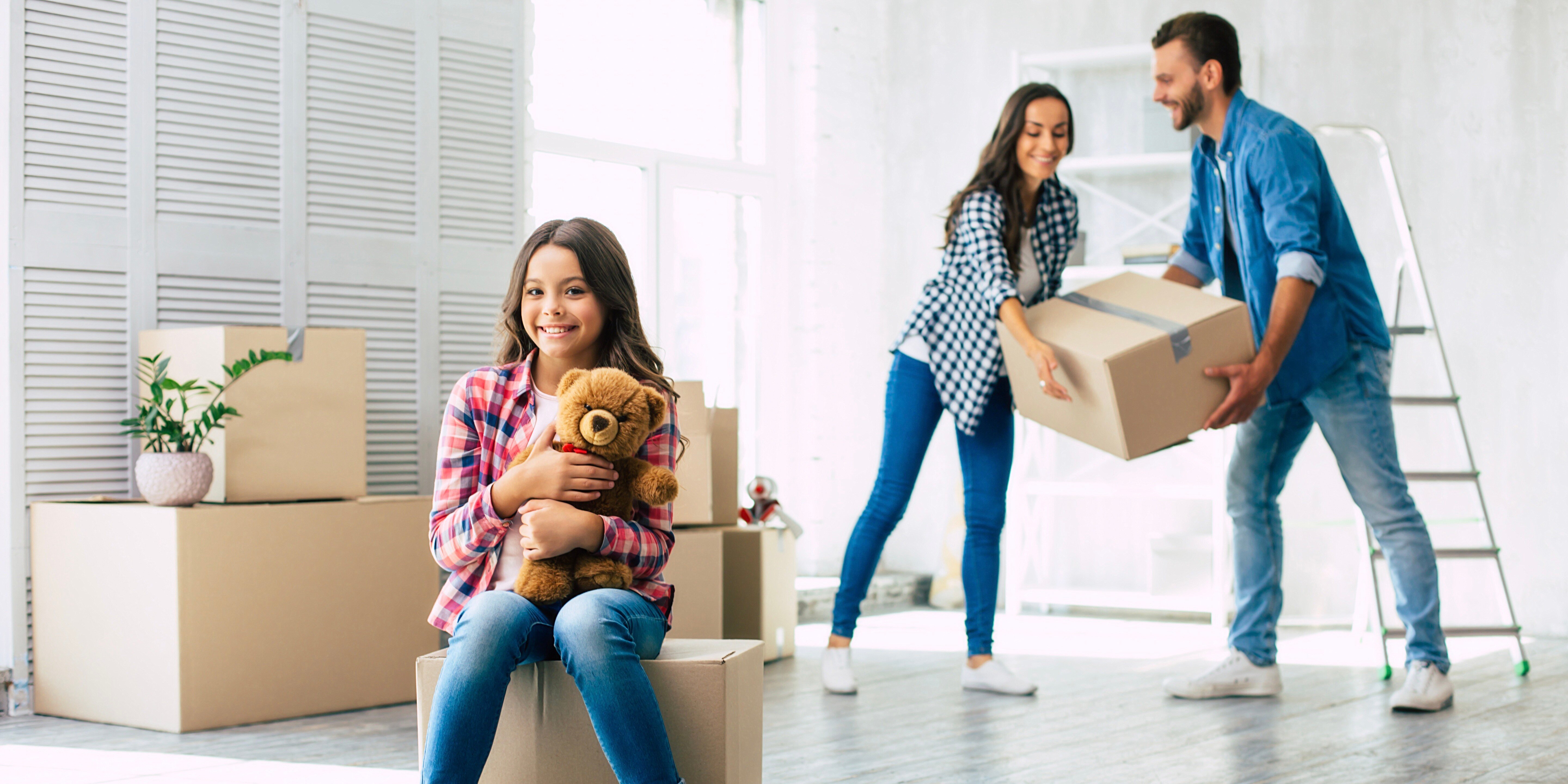 Familia con cajas de mudanza. Tamaño vivienda