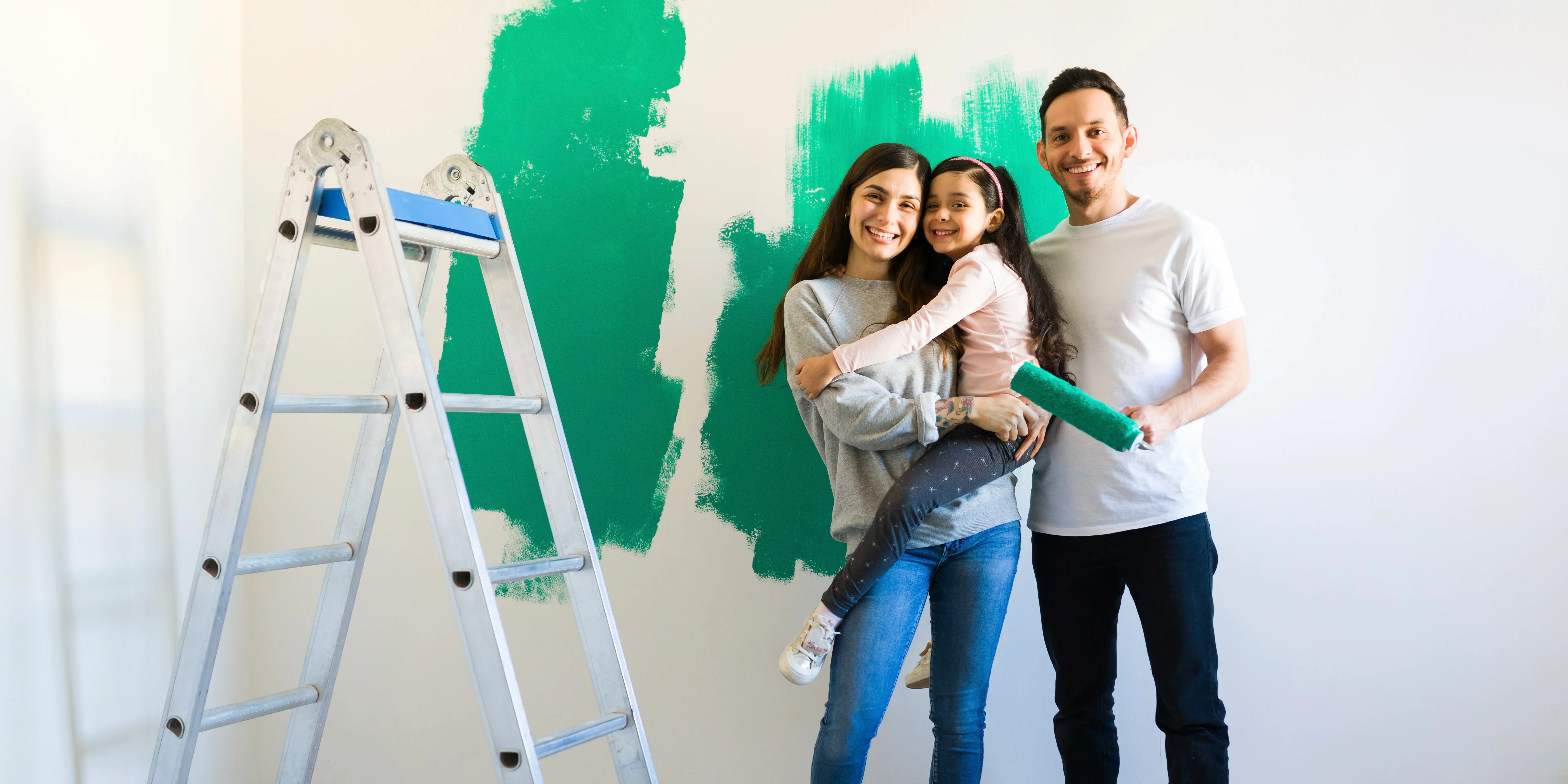 Familia pintando las paredes de su casa. Vivir con más libertad.