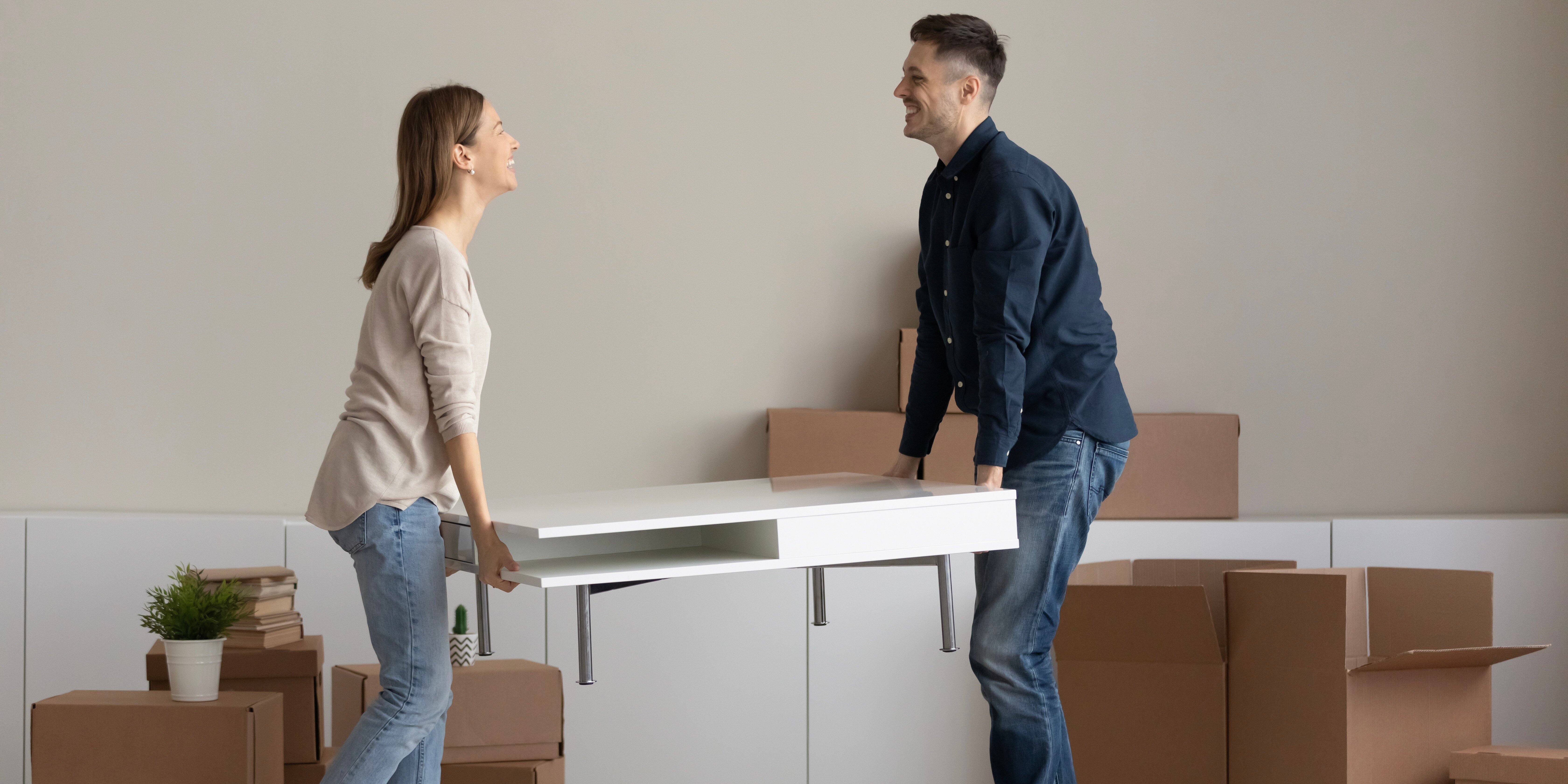 Pareja cargando un mueble. Tamaño vivienda