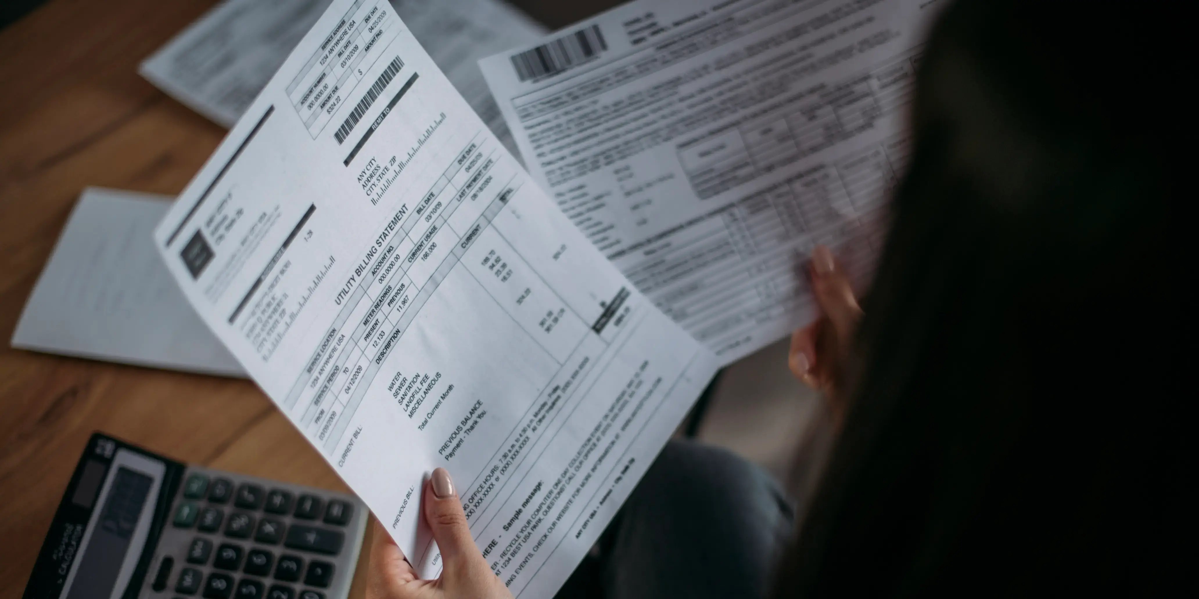 Mujer revisando el estado de cuenta de su afore y subcuenta de vivienda.