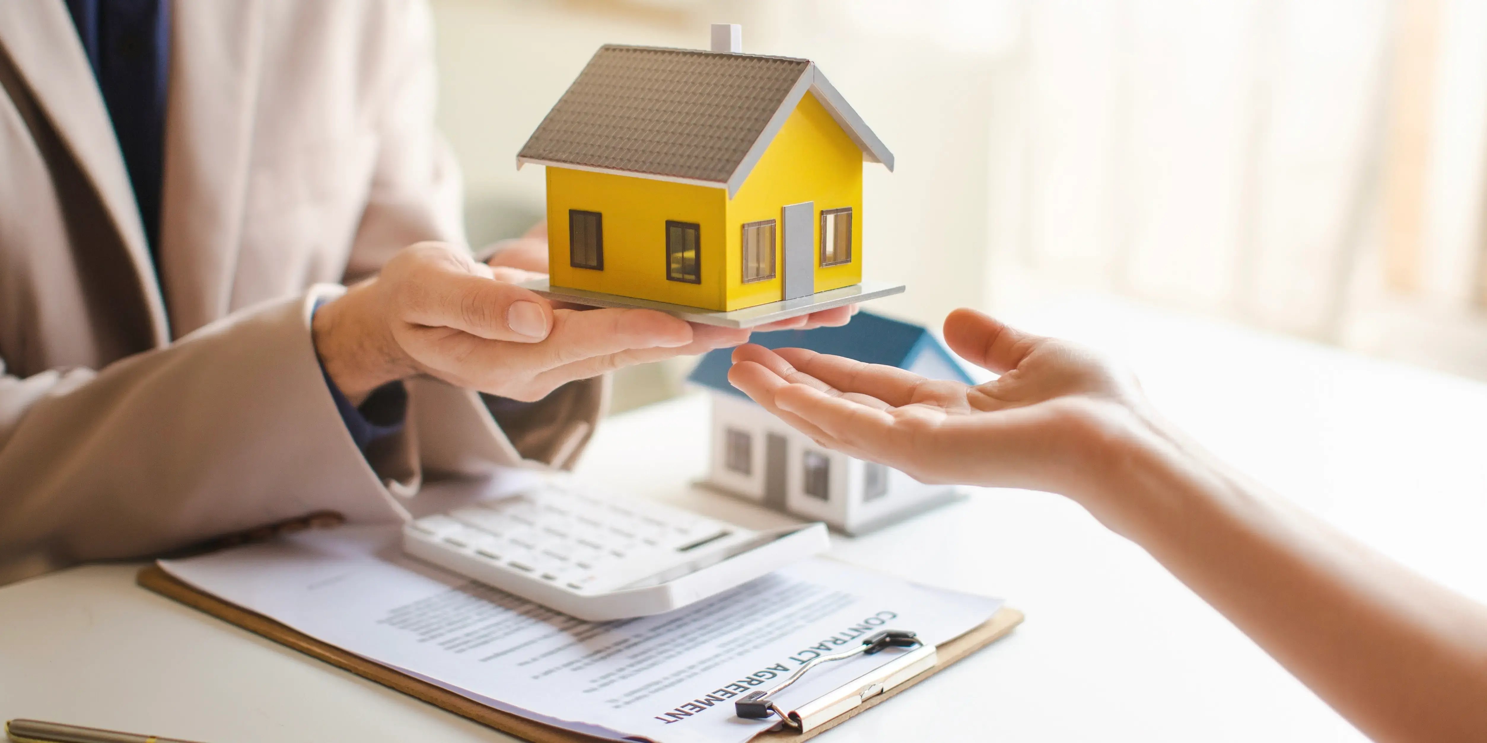 Bróker enseñando casa de madera a comprador. Propiedades para invertir