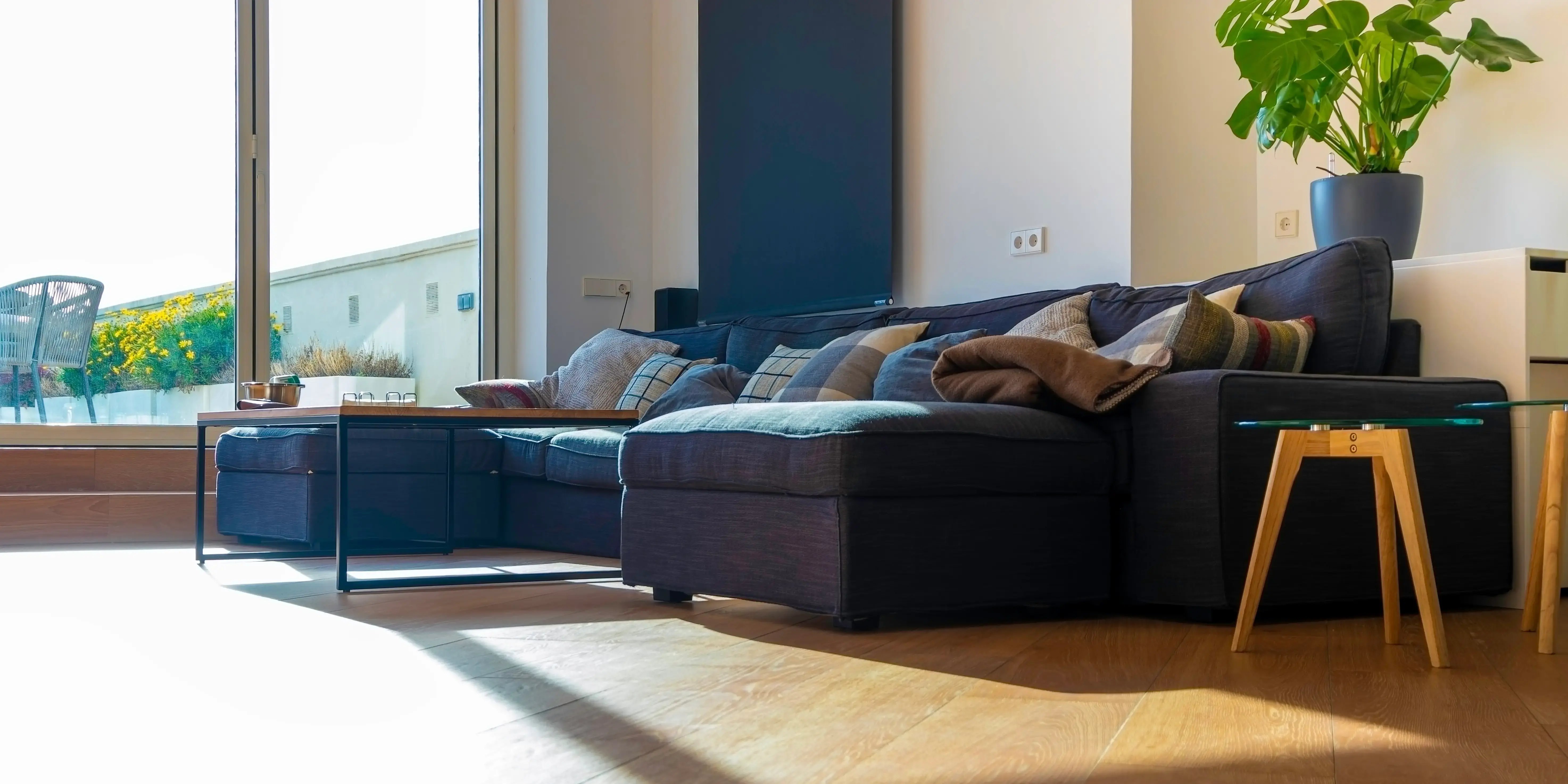 Sala con buena iluminación y ventilación. Casa sustentable