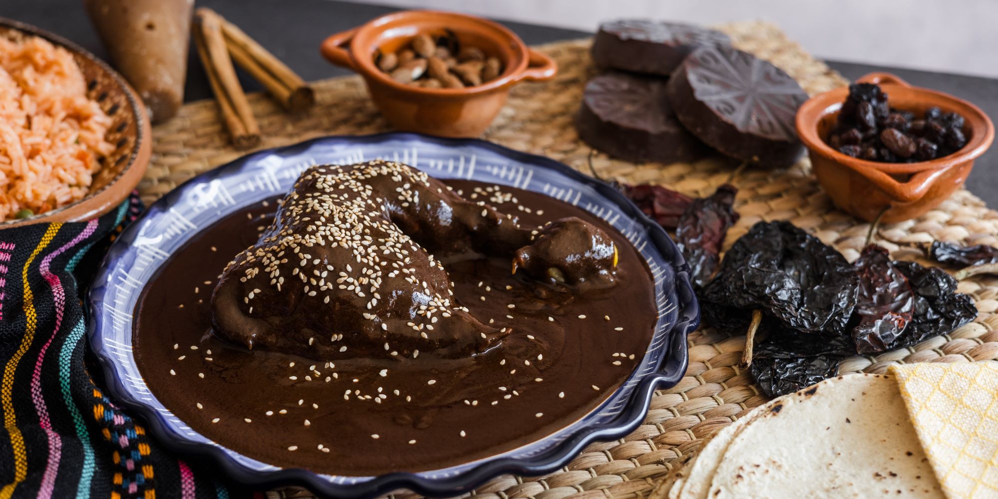 Gastronomía poblana, mole poblano, chocolate y arroz en platos típicos del estado de Puebla.