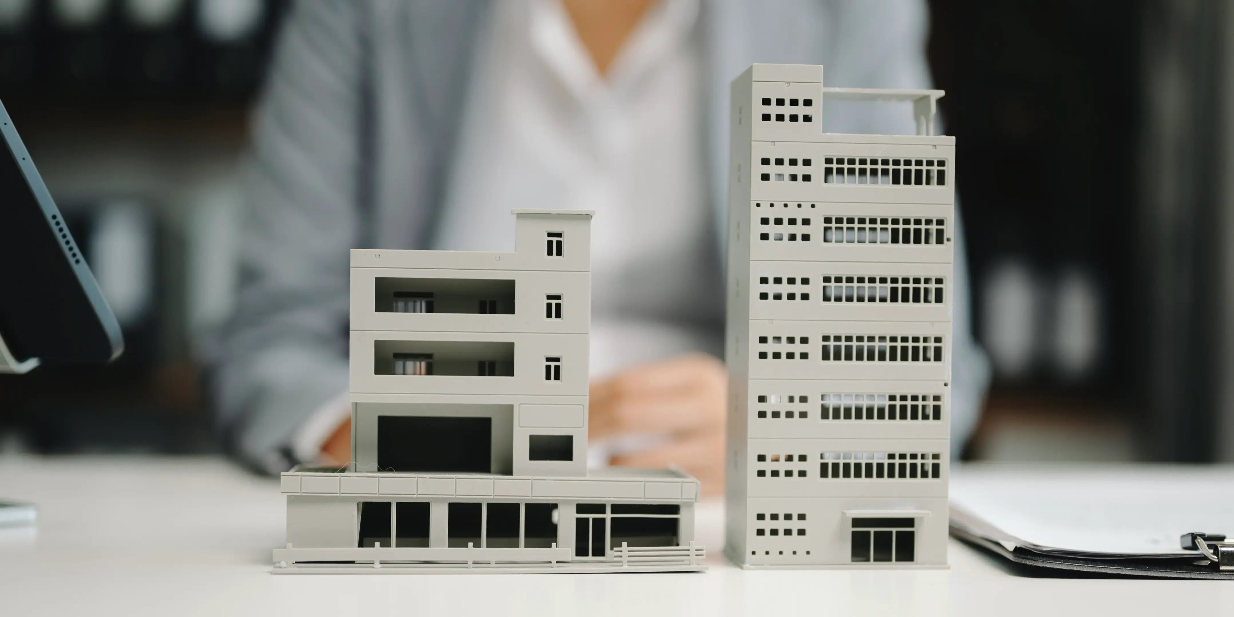 Maqueta de una casa y un edificio. Casa o departamento