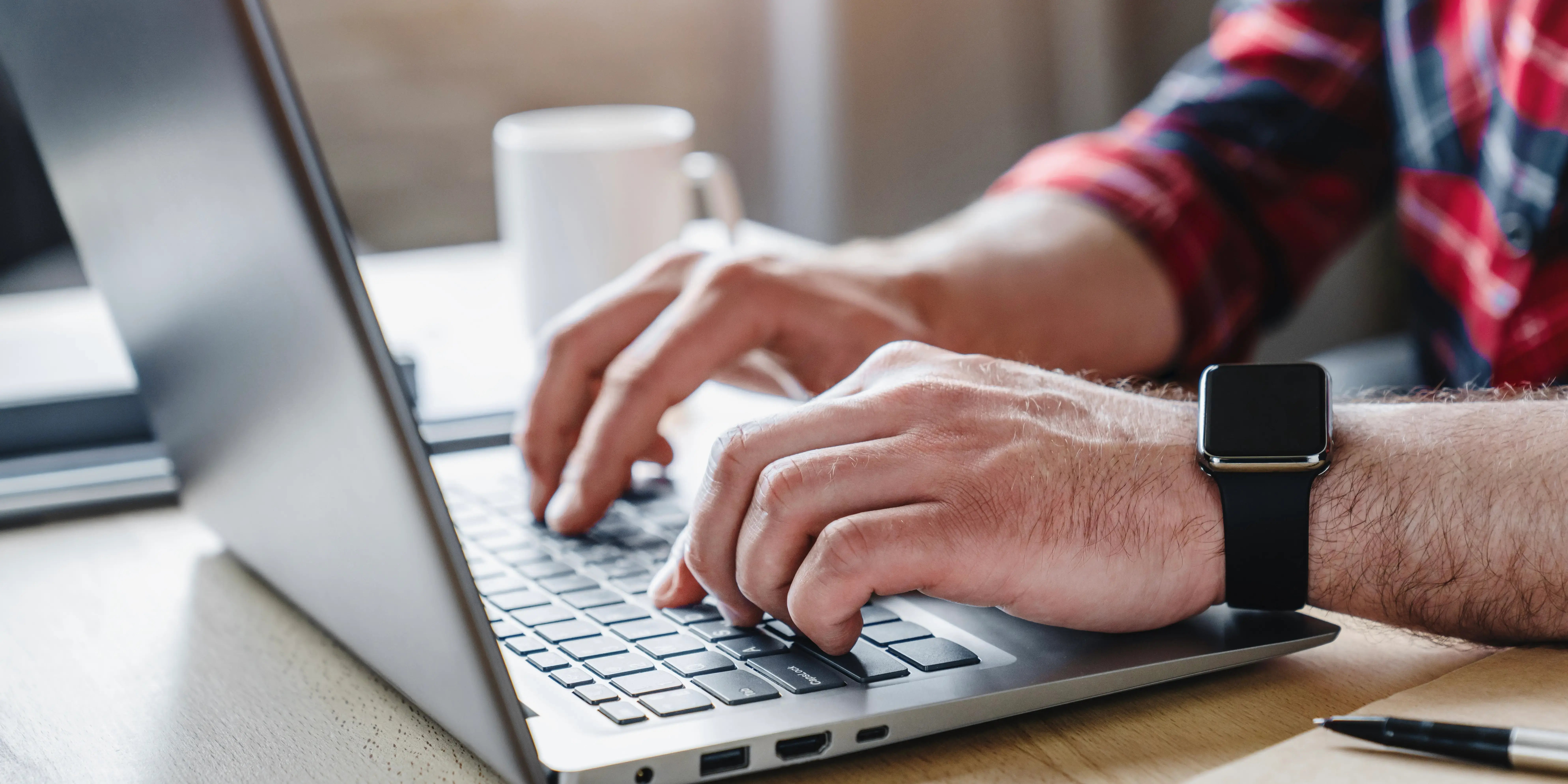 manos de hombre en computadora. cómo saber en que afore estoy