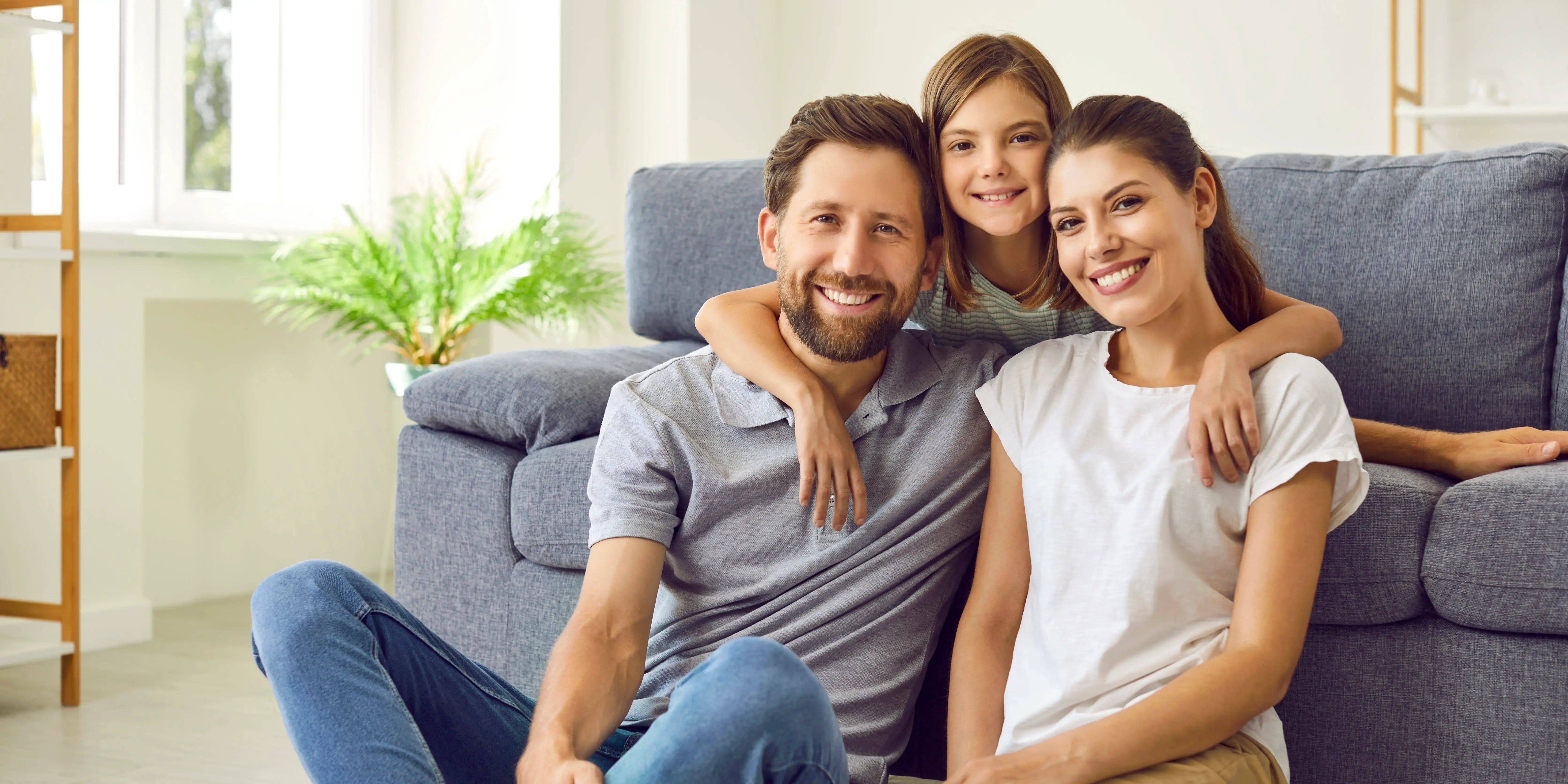 Familia feliz en su sala de estar. 