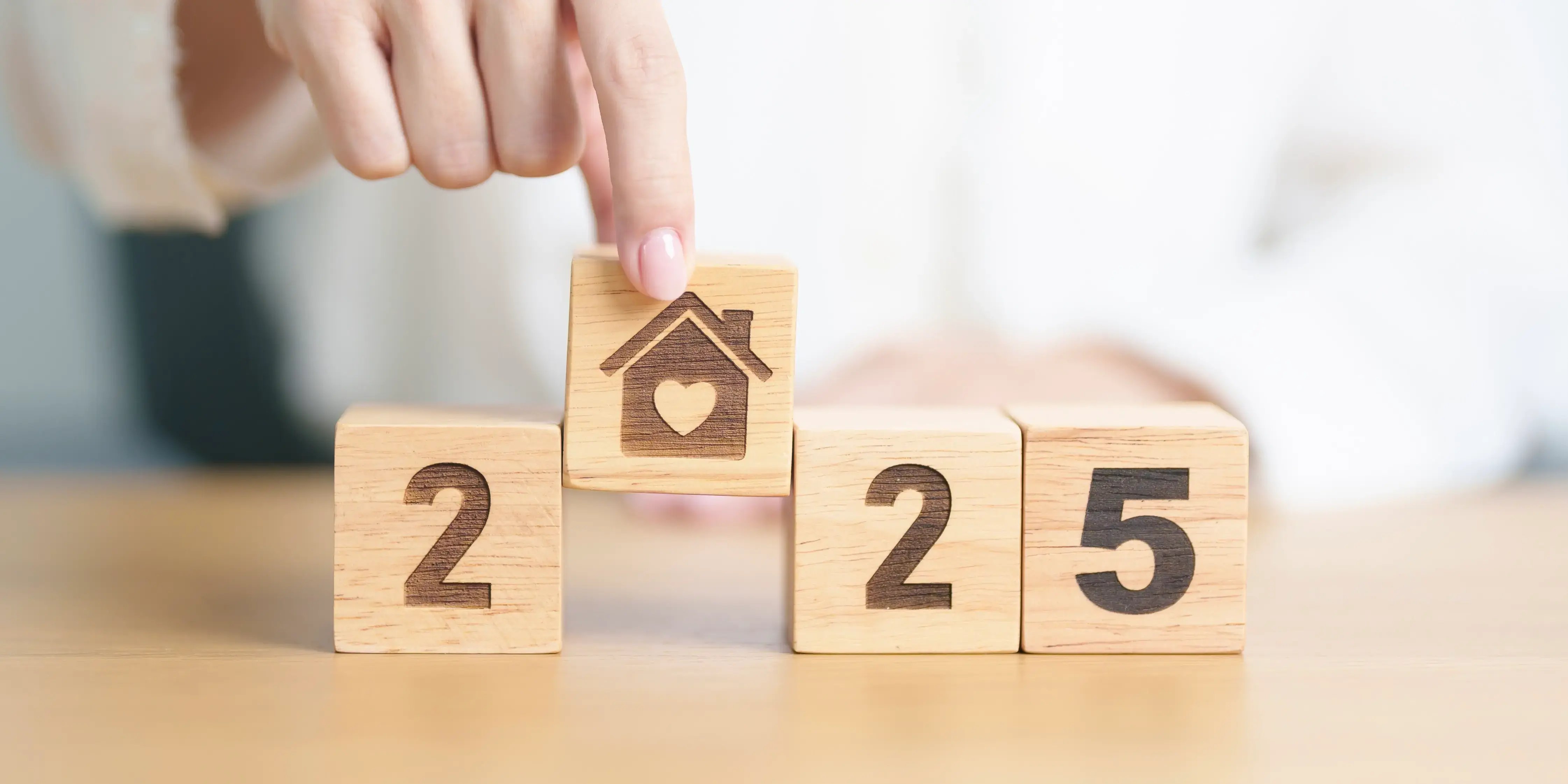 Cubos de madera formando el año 2025. Comprar casa en 2025