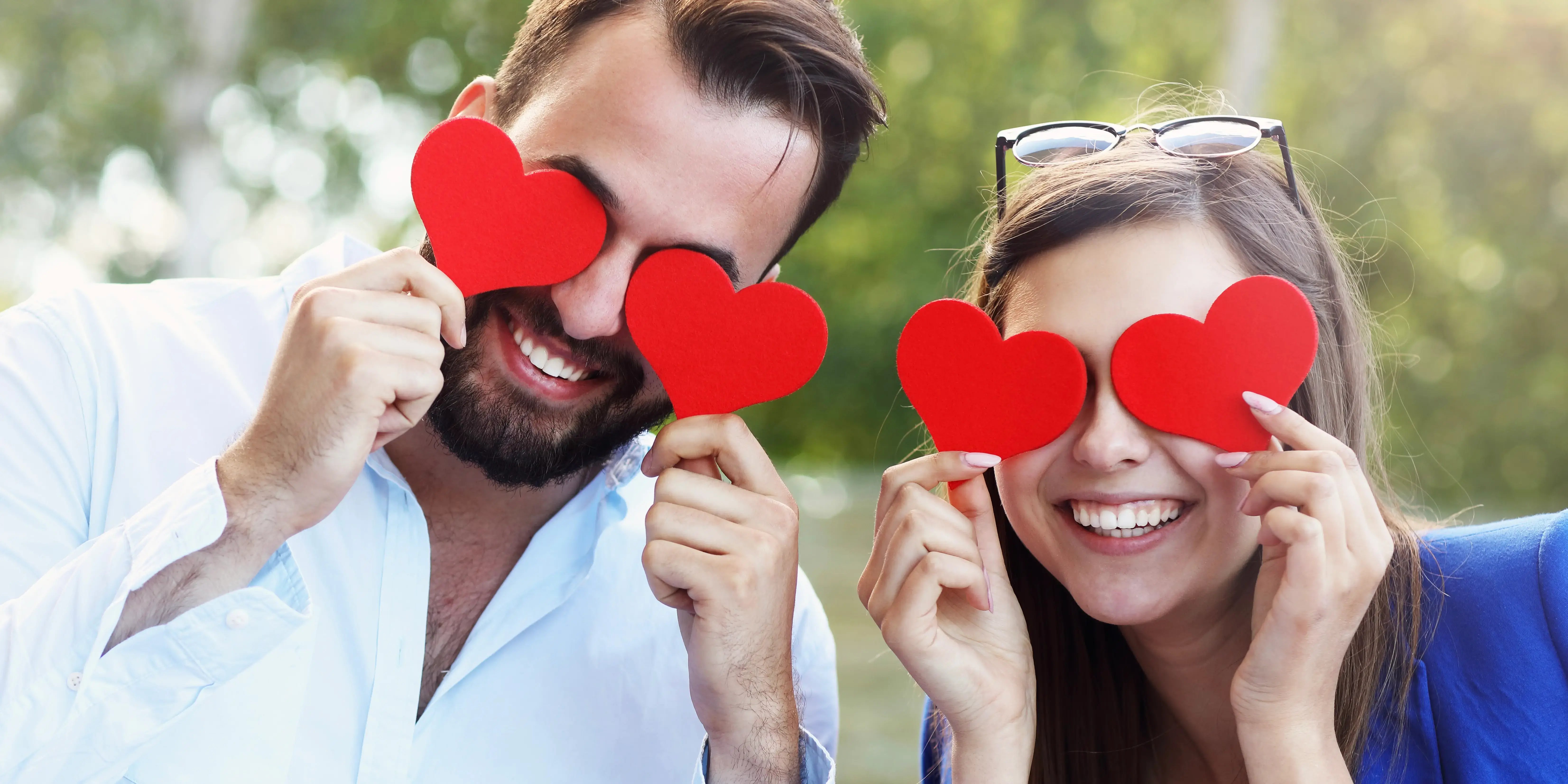 Pareja sosteniendo unos corazones en los ojos. San Valentín en el Estado de México