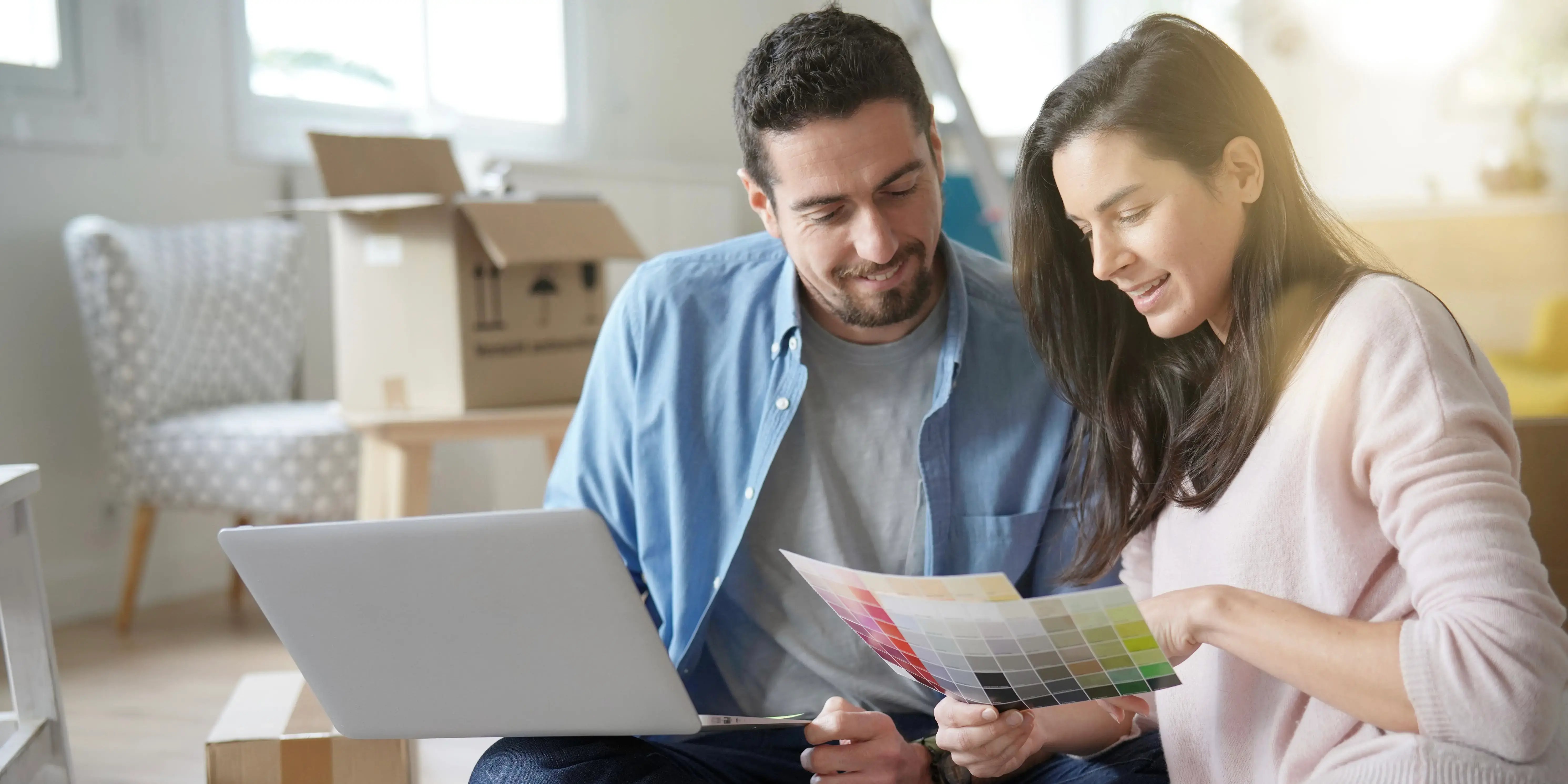 pareja viendo colores de pintura. decoración de interiores casas pequeñas