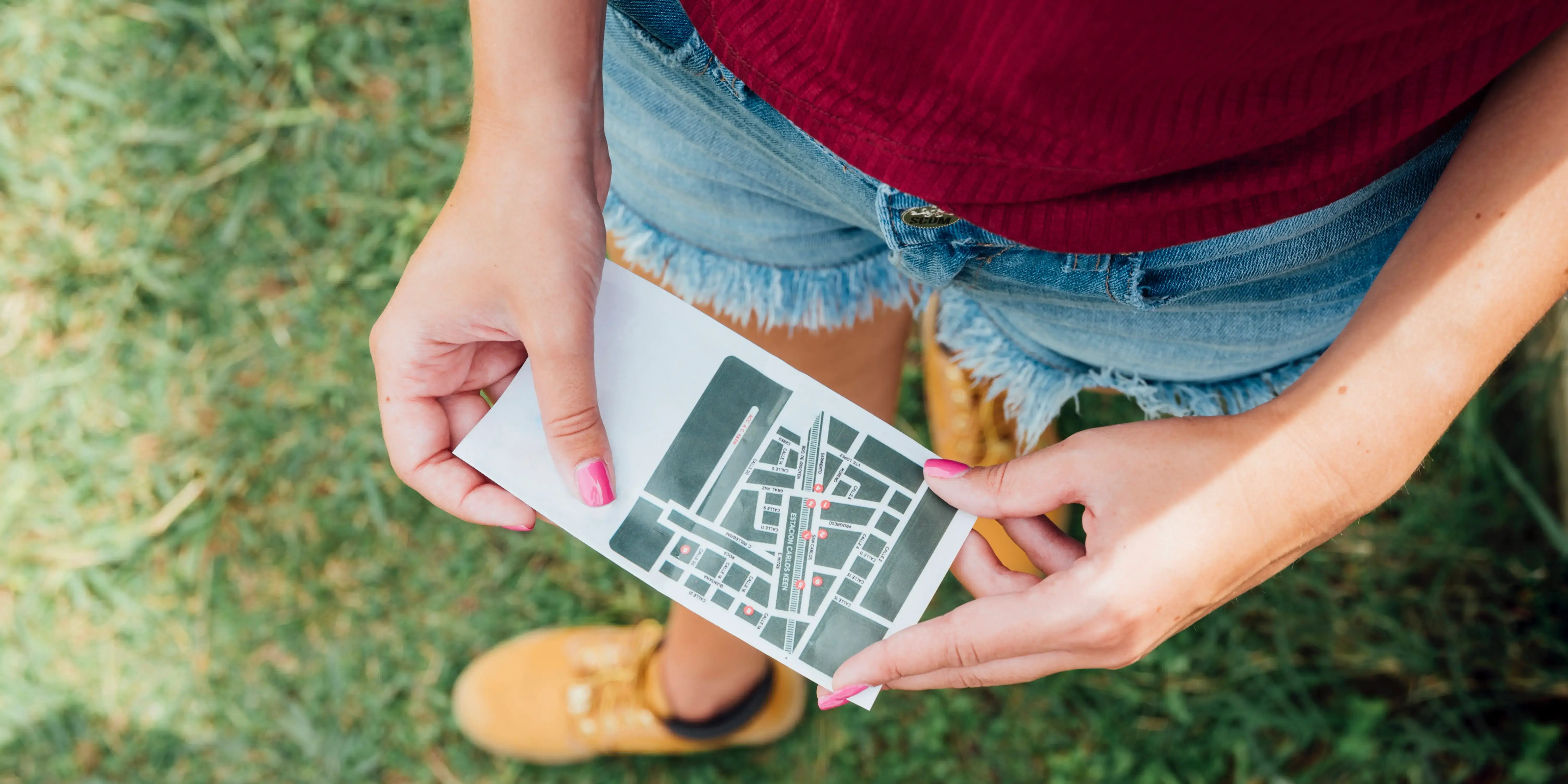 Mujer sosteniendo un mapa de ubicaciones. Comprar casa en preventa.