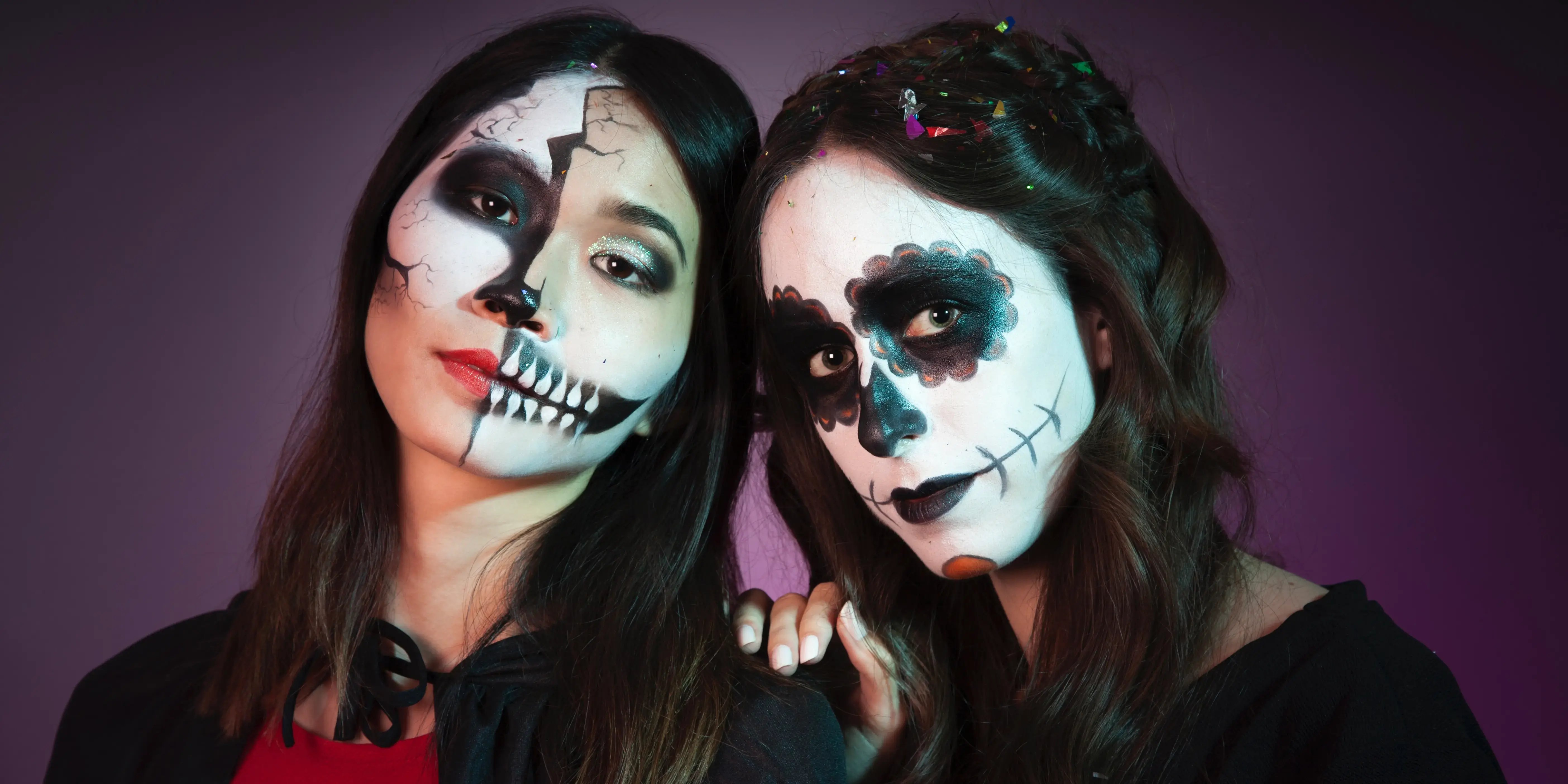 Mujeres disfrazadas de catrina y calavera. Día de muertos o halloween