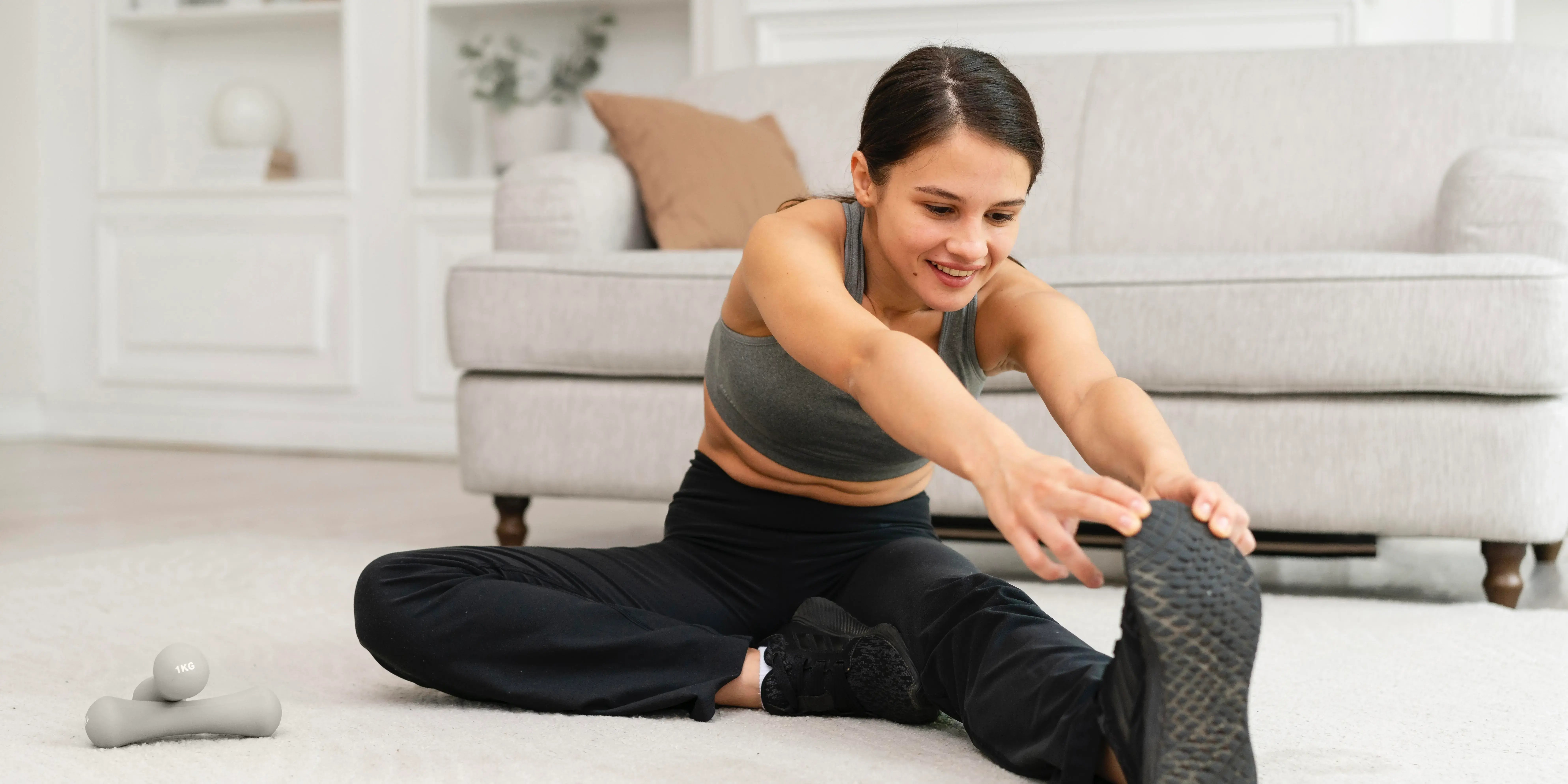 Mujer estirando piernas. 3 Ejercicios simples para reducir el sedentarismo