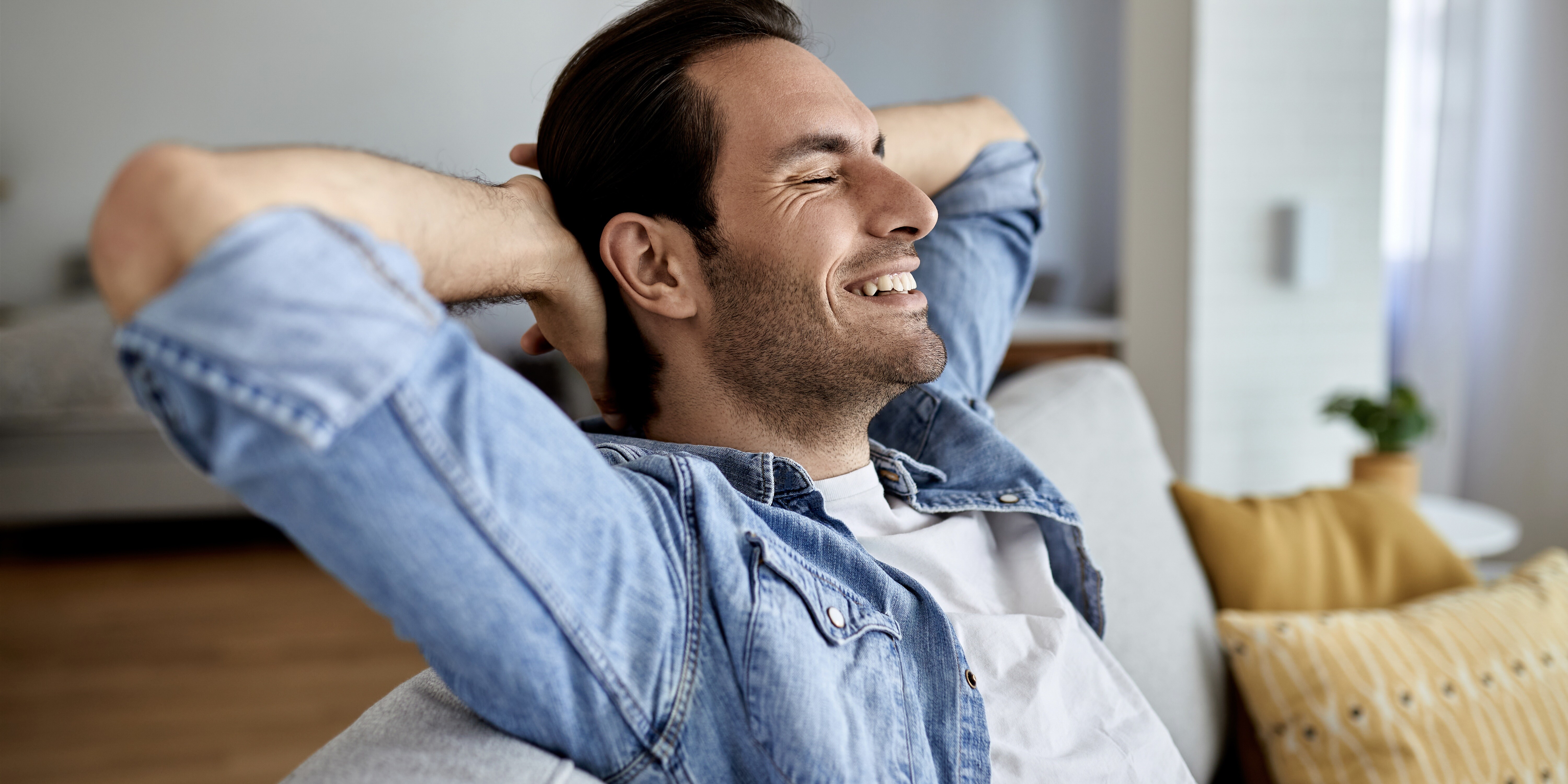 Hombre relajado en casa. ¿Cómo influye la vivienda en la calidad de vida?