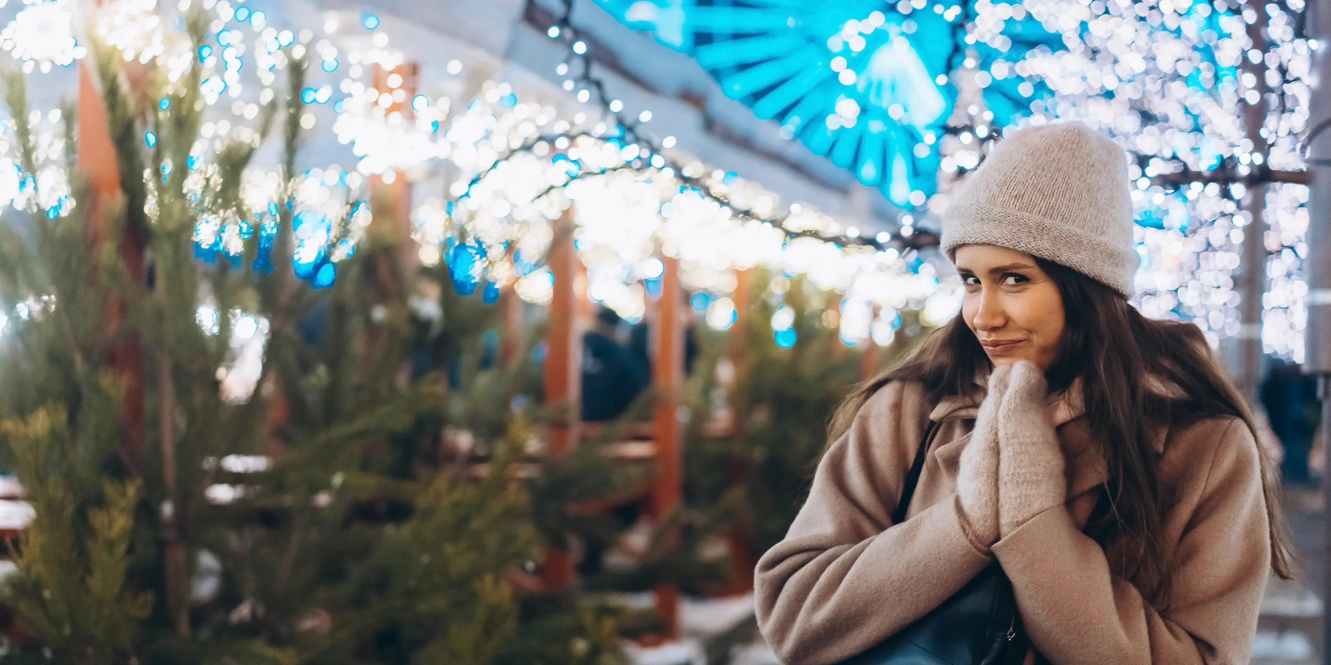 Mujer caminando en calle llena de luces de navidad.Navidad en Puebla